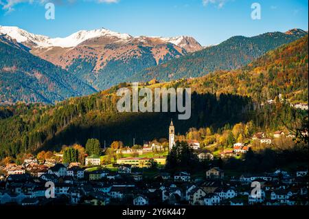 Herbst in Val Degano. Ovaro und seine charakteristischen Dörfer. Das Haus mit hundert Fenstern Stockfoto