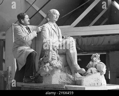 Herr Eric Kennington vervollständigt seine Statue von Thomas Hardy , die im August in Dorchester errichtet werden soll . 22. April 1931 Stockfoto