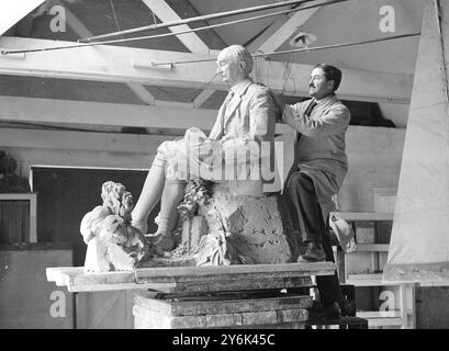Herr Eric Kennington vervollständigt seine Statue von Thomas Hardy , die im August in Dorchester errichtet werden soll . 22. April 1931 Stockfoto