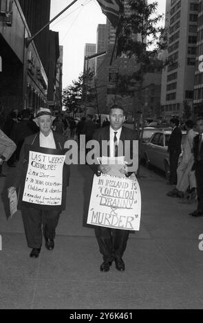 Das amerikanisch-irische Aktionskomitee demonstrierte vor dem britischen Konsulat in der 3rd Avenue und 51st Street in New York und protestierte gegen den mutmaßlichen Mord an Iren durch britische Truppen in Nordirland am 25. Juli 1969 Stockfoto