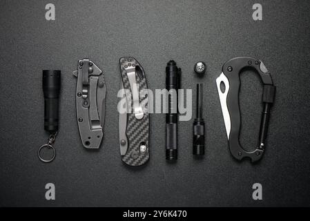 Flache schwarze Alltagsgegenstände für Herren. Stockfoto