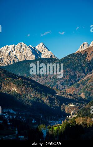Herbst in Val Degano. Ovaro und seine charakteristischen Dörfer. Das Haus mit hundert Fenstern Stockfoto
