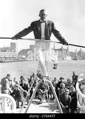 Eine Möglichkeit , eine Wette zu gewinnen und einen Urlaub in Deutschland zu verbringen , hat der schwedische Drahtseildarsteller Allan Lunberg gefunden - er geht mit dem Seil von Schweden nach Dänemark und balanciert trotz rauem Wetter unsicher auf dem Seil , als das Fährschiff Lysekil seinen Weg von Malmoe , Schweden nach Kopenhagen , Dänemark fuhr . Ein deutscher Kollege hatte ihn gewettet, dass er es nicht schaffe . 9. Mai 1959 Stockfoto