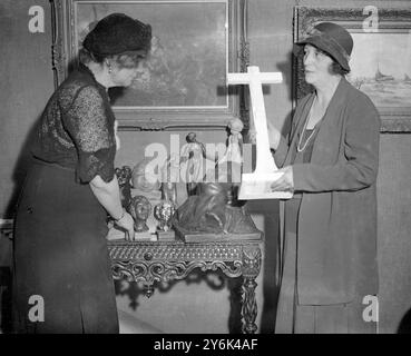 Lady Welby ( mit Mantel ) , die Bildhauerin , und Mrs Earle Welby , die Porträtmalerin , arrangieren Exponate zeitgenössischer Künstler , um die Themen für alle zugänglich zu machen . Für die Arbeit ist kein Preis mehr als £10 zu zahlen. 13. November 1933 Stockfoto