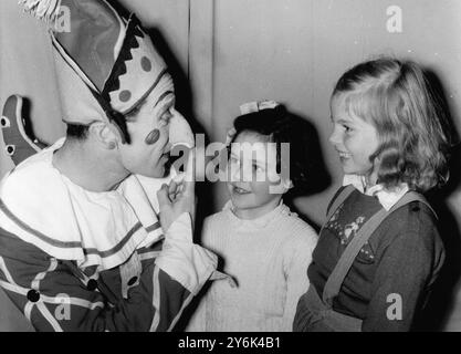 Herr Paddy Ward von der English Children's Theatre Company nahm die Rolle von Punch in dem Stück für die Kinder der Ruxley Manor Junior Modern School in Eltham auf dem LCC Coldharbour Estate mit ihm sind Jacqueline Livermore 6 und Susan Morris 7 14. Januar 1959 Stockfoto