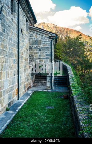 Herbst in Val Degano. Ovaro und seine charakteristischen Dörfer. Das Haus mit hundert Fenstern Stockfoto