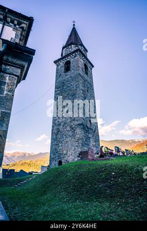 Herbst in Val Degano. Ovaro und seine charakteristischen Dörfer. Das Haus mit hundert Fenstern Stockfoto