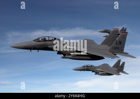 Die F-15E Strike Eagles der US Air Force, die der 494th Fighter Squadron bei der RAF Lakenheath, England, zugeordnet sind, fliegen in Formation nahe der Nordsee, England, Ma Stockfoto