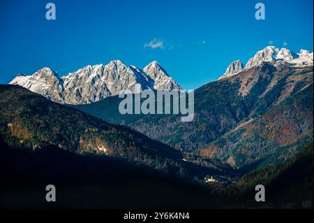 Herbst in Val Degano. Ovaro und seine charakteristischen Dörfer. Das Haus mit hundert Fenstern Stockfoto