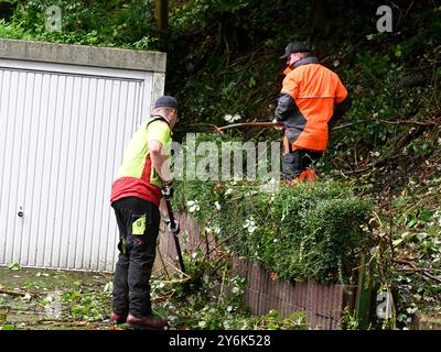 Solingen, Deutschland. September 2024. Mitarbeiter des Forst- und Holzamtes Nordrhein-Westfalen unterstützen die Polizei in einem Park in der Innenstadt. Die Bundesanwaltschaft ist aktiv, um weitere Beweise im Zusammenhang mit dem Messerangriff zu sichern und wird von den Forstarbeitern unterstützt. Quelle: Roberto Pfeil/dpa/Alamy Live News Stockfoto