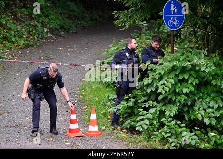 Solingen, Deutschland. September 2024. Polizisten sind im Dienst in der Nähe eines mutmaßlichen Tatorts. Im Zusammenhang mit dem mutmaßlichen islamistischen Terroranschlag in Solingen durchsucht die Polizei erneut ein Stadtgebiet. Sicherheitsquellen sagten, dass die Polizei einen grünen Bereich mit dichten Büschen räumte. Sie suchen nach einem zweiten Handy. Die Operation könnte mehrere Tage in Anspruch nehmen. Quelle: Roberto Pfeil/dpa/Alamy Live News Stockfoto