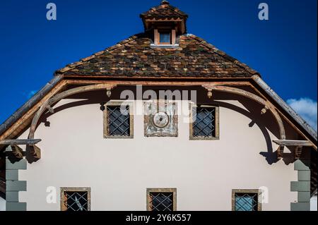 Herbst in Val Degano. Ovaro und seine charakteristischen Dörfer. Das Haus mit hundert Fenstern Stockfoto