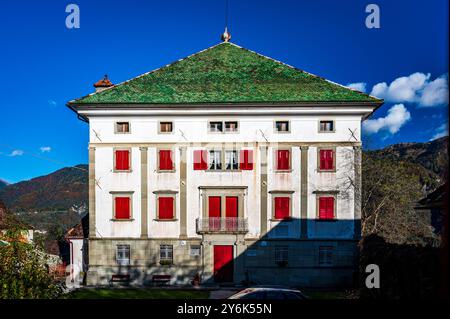 Herbst in Val Degano. Ovaro und seine charakteristischen Dörfer. Das Haus mit hundert Fenstern Stockfoto