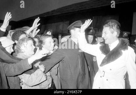 Liberace der berühmte amerikanische Fernsehpianist, der nach seiner Ankunft aus den USA auf dem Flughafen London gesehen wurde, um auf dem Val Parnell Palladium Bill zu erscheinen . 4. April 1958 Stockfoto