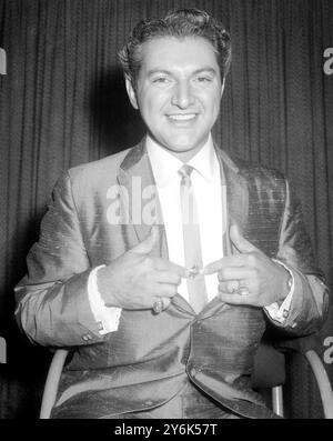 Liberace der berühmte amerikanische Fernsehpianist, der nach seiner Ankunft aus den USA auf dem Flughafen London gesehen wurde, um auf dem Val Parnell Palladium Bill zu erscheinen . 4. April 1958 Stockfoto