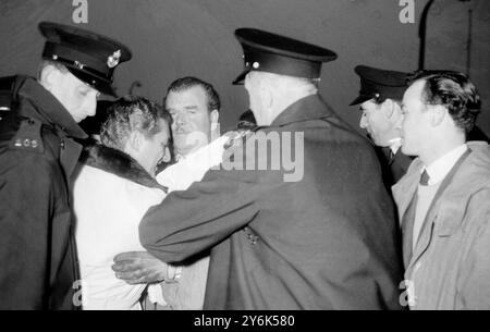 Liberace der berühmte amerikanische Fernsehpianist, der nach seiner Ankunft aus den USA auf dem Flughafen London gesehen wurde, um auf dem Val Parnell Palladium Bill zu erscheinen . 4. April 1958 Stockfoto