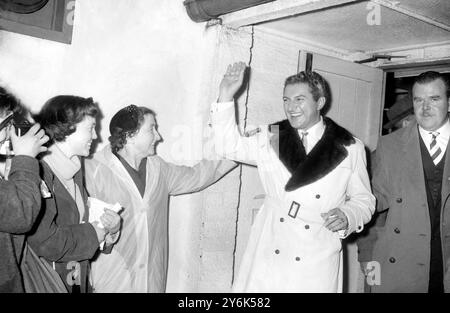 Liberace der berühmte amerikanische Fernsehpianist, der nach seiner Ankunft aus den USA auf dem Flughafen London gesehen wurde, um auf dem Val Parnell Palladium Bill zu erscheinen . 4. April 1958 Stockfoto