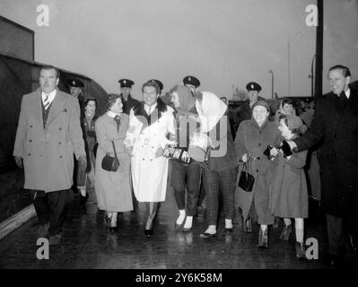 Liberace der berühmte amerikanische Fernsehpianist, der nach seiner Ankunft aus den USA auf dem Flughafen London gesehen wurde, um auf dem Val Parnell Palladium Bill zu erscheinen . 4. April 1958 Stockfoto