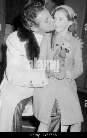 Liberace der berühmte amerikanische Fernsehpianist, der nach seiner Ankunft aus den USA auf dem Flughafen London gesehen wurde, um auf dem Val Parnell Palladium Bill zu erscheinen . 4. April 1958 Stockfoto