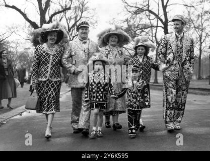 London England Teilnahme an der traditionellen Ostersonntagsparade in Hyde von links nach rechts Pearly King und Queen John und Rose Marriott jnr , Mutter Mrs Marriott snr , jean im Alter von 11 Jahren , Fred Hitchon aus Westminster und John und Linda im Alter von 4 und 6 Jahren . 5. April 1958 Stockfoto