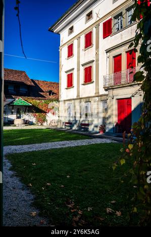 Herbst in Val Degano. Ovaro und seine charakteristischen Dörfer. Das Haus mit hundert Fenstern Stockfoto