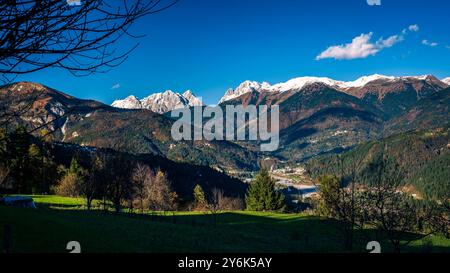 Herbst in Val Degano. Ovaro und seine charakteristischen Dörfer. Das Haus mit hundert Fenstern Stockfoto
