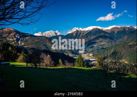 Herbst in Val Degano. Ovaro und seine charakteristischen Dörfer. Das Haus mit hundert Fenstern Stockfoto