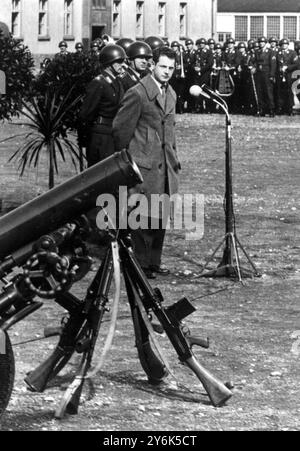 Hemer , Südwestfalen Deutsche Soldaten entmobbt 110 junge westdeutsche Soldaten entlassen einer der Soldaten sagt ein Wort des Dankes . 2. April 1958 Stockfoto