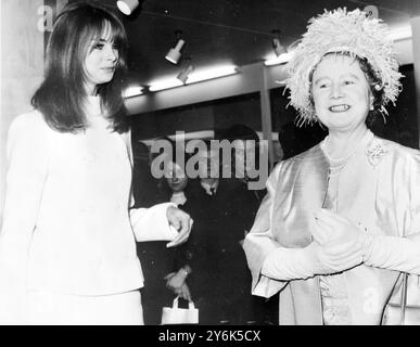 London , England während ihres Besuchs bei der Ausstellung ideal Home in der Londoner Olympia gestern H . M . Elizabeth , die Königin Mutter traf Großbritanniens Topmodel Miss Jean Shrimpton ( links ) . Die Sitzung fand am Stand des Gasrates statt . 1. März 1966 Stockfoto