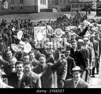 Hemer , Südwestfalen Deutsche Soldaten entmobbt 110 junge westdeutsche Entlassene marschieren mit Strohhüten durch die Tore der Bluecher-Kaserne . 2. April 1958 Stockfoto