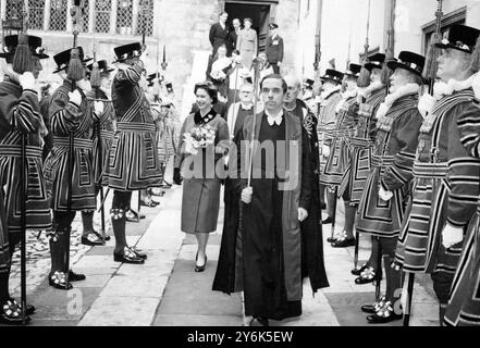 Westminster Abbey , London Queen Elizabeth II. Begleitet vom Duke of Edinburgh für den traditionellen Royal Maundy Service in Westminster Abbey, als sie den Yeoman of the Guard am 3. April 1958 die Queen's Body Guard of the Yeomen of the Guard ist eine Leibwache des britischen Monarchen. Das älteste britische Militärkorps Stockfoto