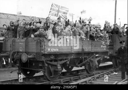 Parkeston Quay , Harwich , England Noisy Bon Voyage für ihre Majestät Queen Elizabeth II und Prinz Philip als sie an Bord der Royal Yacht Britannia gingen . 25. März 1958 Stockfoto