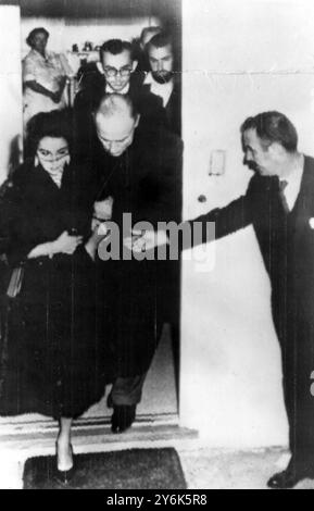 Hollywood Kalifornien Elizabeth Taylor fliegt nach Chicago für die Beerdigung von Ehemann Mike Todd, begleitet von Friseur Sidney Guilaroff. 25. März 1958 Stockfoto