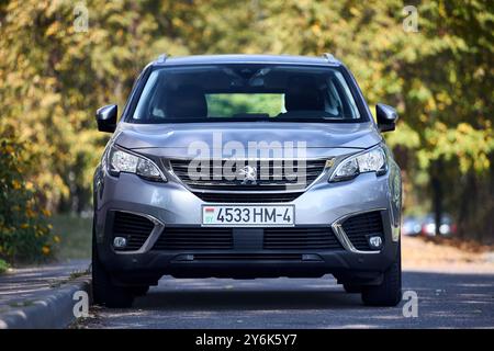 Minsk, Weißrussland - 18. September 2024: Peugeot 5008 zweite Generation P87 2017-2024 parkt über urbanem Hintergrund. Geländewagen, geparkt. Stockfoto