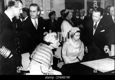 Amsterdam die Niederlande drei Tage Staatsbesuch Königin und Prinz Philip bei Assch Diamond Company mit Königin Juliana . 25. März 1958 Stockfoto