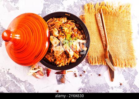 Bigos, ein traditionelles polnisches Gericht mit Kohl, Kohl mit Fleisch in tajin Stockfoto