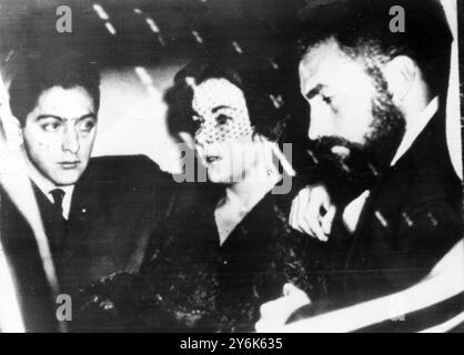 Hollywood Kalifornien Elizabeth Taylor fliegt nach Chicago für die Beerdigung seines Mannes Mike Todd. Im Auto unterwegs sind Mike Todd Jnr, Miss Taylor und ihr Bruder Howard (mit Beard). 25. März 1958 Stockfoto