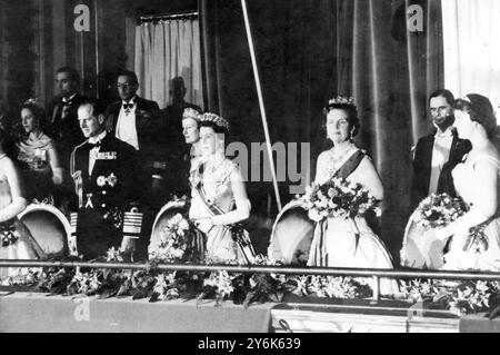 Amsterdam die Niederlande drei Tage Staatsbesuch Königin und Prinz Philipp . Amsterdam Concert Hall bei einer Gala-Aufführung zu Ehren des Besuchs von links nach rechts Prinzessin Beatrix Prinz Philip , Königin Elizabeth II , Königin Juliana und Princes Irene . 25. März 1958 Stockfoto