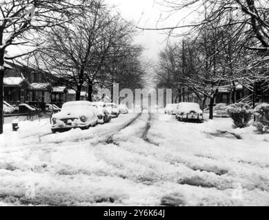 Street in Jamaica, New York, zeigt einen Teil von Snow Blanket, der auf Long Island fiel, Stromleitungen abriss und mehr als 100.000 Häuser in Nassau und Suffolk County und New Jersey abdeckte. 23. März 1958 Stockfoto