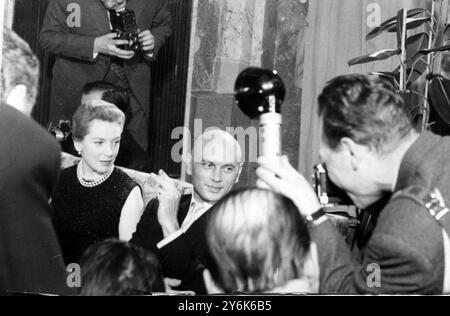 Wien Österreich Filmstar Yul Brynner und Deborah Kerr in Wien drehen am 14. März 1958 den neuen Film The Journey. Stockfoto