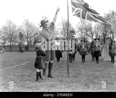 Lady Baden - Powell inspiziert Girl Guides bei Epsom Sir Arthur Pickthorn erklärt Little Heather Baden - Powell die Schönheit des Union Jack Stockfoto