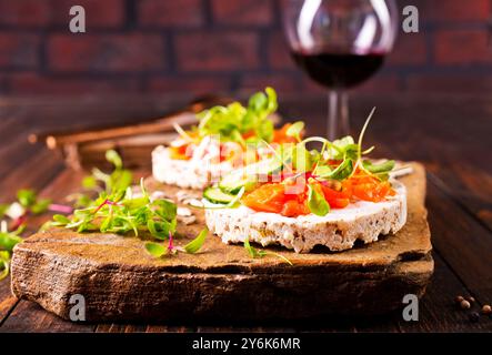 Diätbrot mit Lachs und Käse Stockfoto