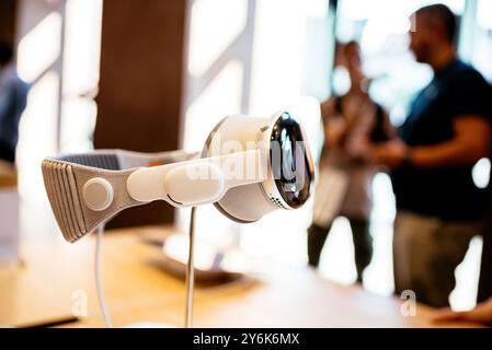 Paris, Frankreich - 20. September 2024: Seitenansicht des Apple Vision Pro Raumcomputers mit unscharfen Kunden im Hintergrund in einem Apple Store Stockfoto