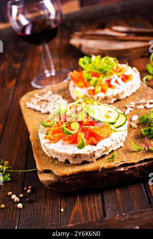 Diätbrot mit Lachs und Käse Stockfoto