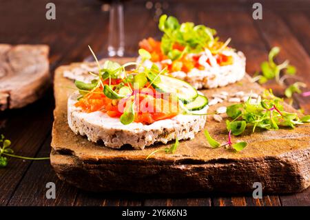 Diätbrot mit Lachs und Käse Stockfoto