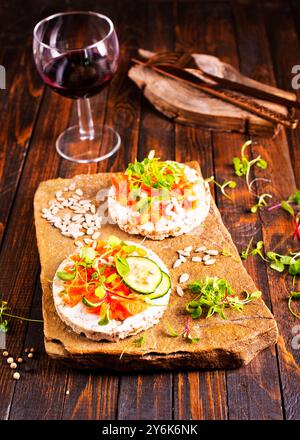 Diätbrot mit Lachs und Käse Stockfoto