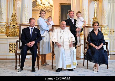 Luxemburg-Stadt, Luxemburg. September 2024. Großherzog Henri, Prinzessin Stephanie, Papst Franziskus, Prinz Guillaume und Großherzogin Maria Teresa posieren für ein Familienfoto bei einem päpstlichen Besuch im Großherzogtum Luxemburg-Stadt am Donnerstag, den 26. September 2024. Der Leiter der katholischen Kirche Papst Franziskus, geborener Jorge Mario Bergoglio, besucht Luxemburg und wird heute Abend nach Belgien reisen. BELGA PHOTO ERIC LALMAND Credit: Belga News Agency/Alamy Live News Stockfoto