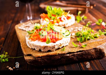 Diätbrot mit Lachs und Käse Stockfoto