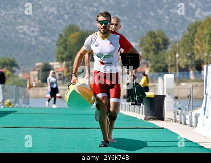 Jaime Duro (ESP) und Oscar Grana (ESP) beim C2 Men Senior Langstreckenrennen während der Kanu-Marathon-Weltmeisterschaft 2024 auf dem Fluss Neretva in Metkovic, Kroatien. Stockfoto