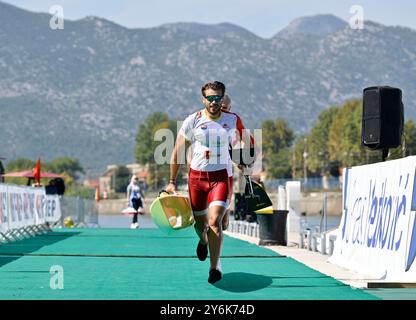 Jaime Duro (ESP) und Oscar Grana (ESP) beim C2 Men Senior Langstreckenrennen während der Kanu-Marathon-Weltmeisterschaft 2024 auf dem Fluss Neretva in Metkovic, Kroatien. Stockfoto